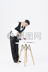 红酒与光影的艺术 男服务员倒红酒与摄影服务的奇妙结合