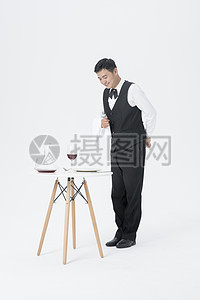 男服务员与摄影服务的默契融合 让用餐成为艺术体验
